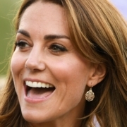 A duquesa Kate Middleton encantou ao aparecer com os filhos