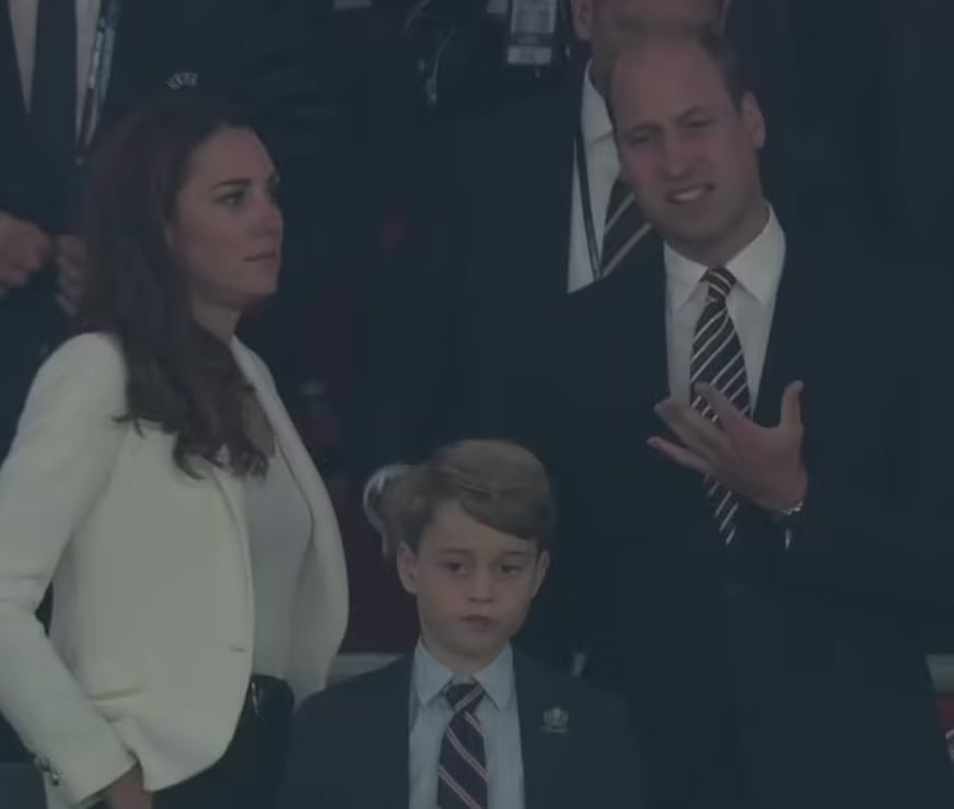A duquesa Kate Middleton e o príncipe William apoiando o príncipe George