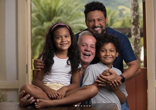 Luiz Fernando Guimarães com o marido e os dois filhos do casal