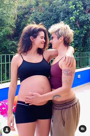 Nanda Costa grávida com sua esposa