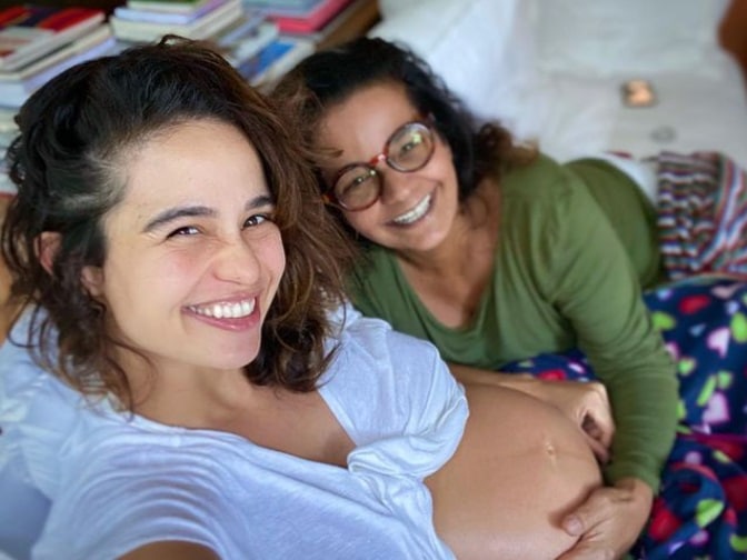 Nanda Costa grávida e junto de sua mãe