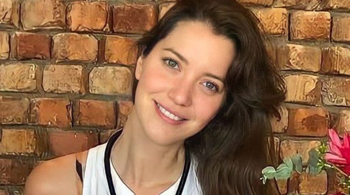 Nathalia Dill mostrou sua filha na praia