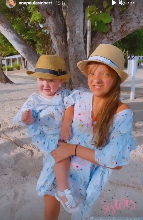 Rafaella Justus e sua irmã bebê com roupas iguais