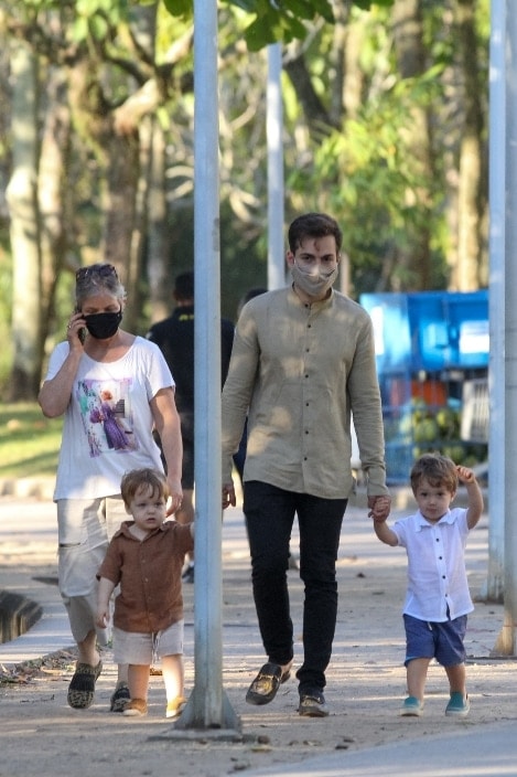 Viúvo de Paulo Gustavo junto com os dois filhos