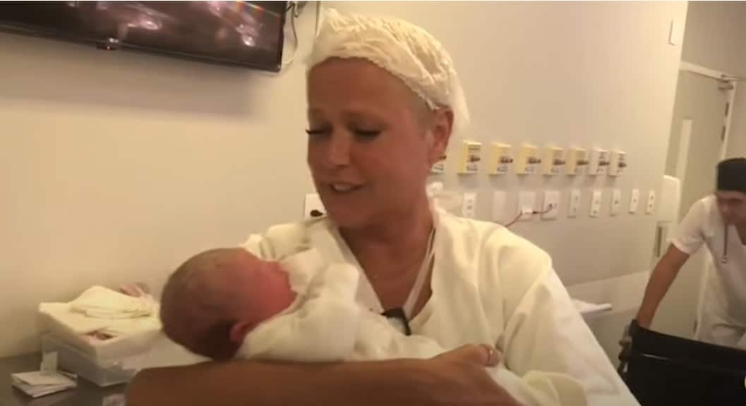 Xuxa junto com sua afilhada logo após nascer