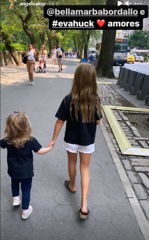 Angélica mostrando sua filha passeando com sua sobrinha neta