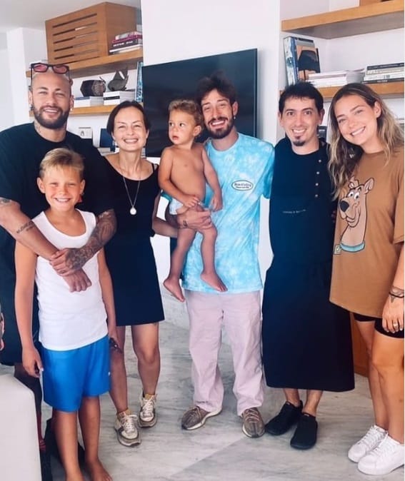 Carol Dantas ao lado de Neymar e do filho deles em uma mansão e com chef particular