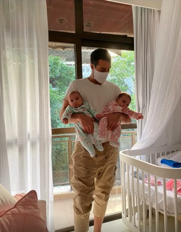Joaquim Lopes com as filhas gêmeas idênticas