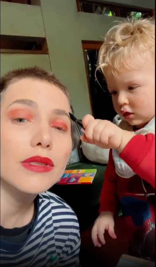 Letícia Colin com o novo visual ao lado de seu filho
