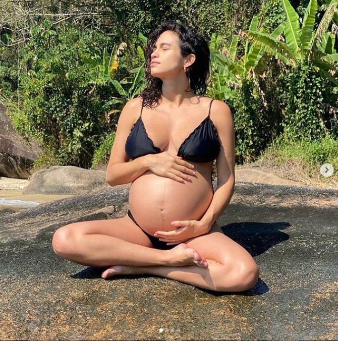 Nanda Costa esperando suas filhas gêmeas