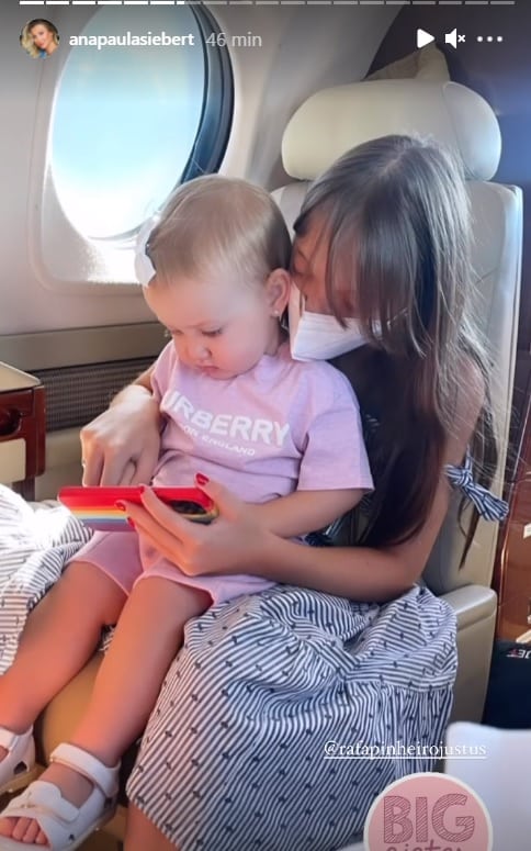 Rafaella Justus com a pequena Vicky em avião particular