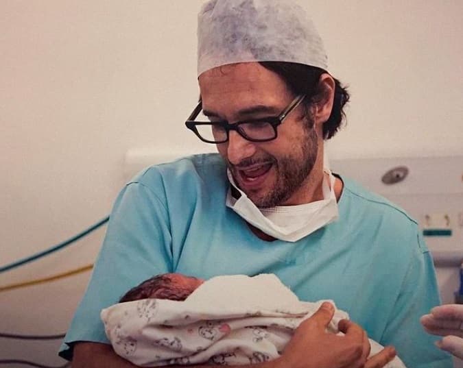 Rodrigo Santoro com a filha ainda recém-nascida