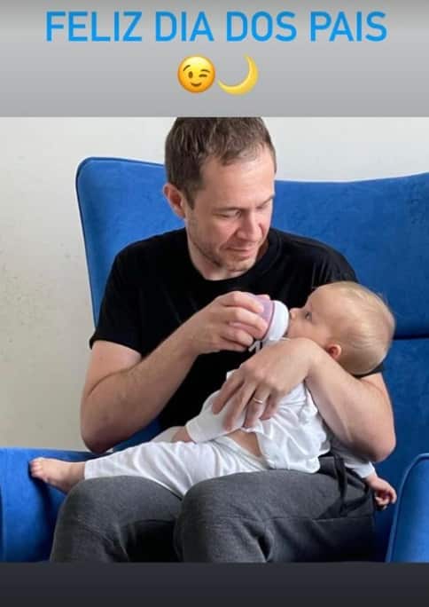 Tiago Leifert junto com a sua bebê Lua