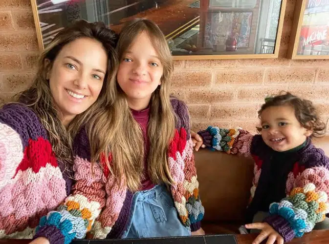 Ticiane Pinheiro e suas filhas juntas com roupas iguais