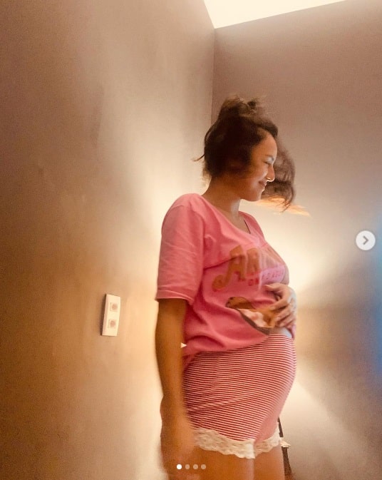 Yanna Lavigne mostrando seu lindo barrigão de grávida