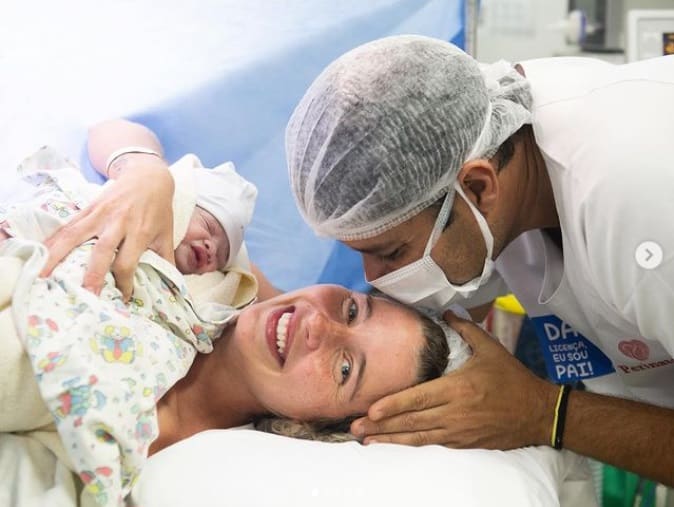 Debby Lagranha e o seu recém-nascido