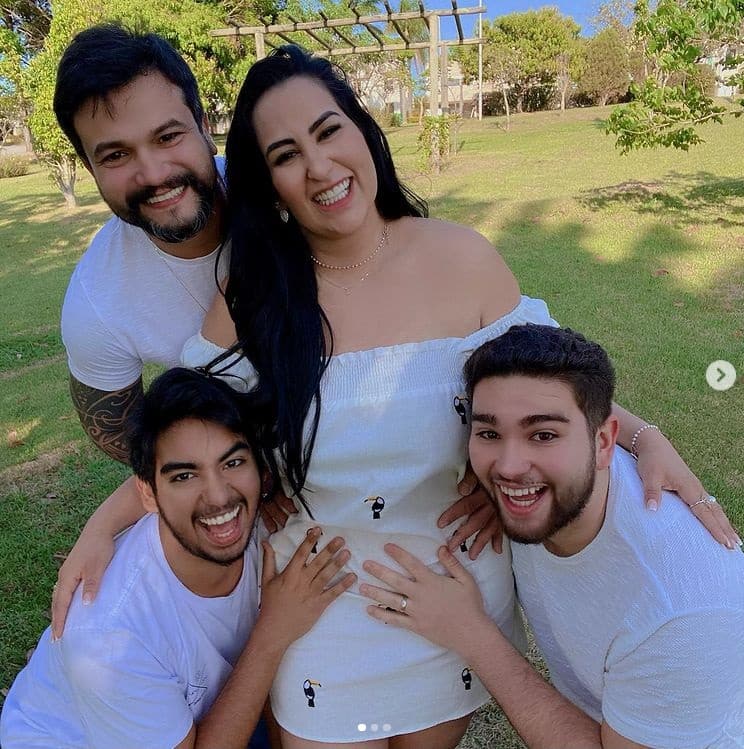 Fabíola Gadelha surpreendeu ao contar que está grávida
