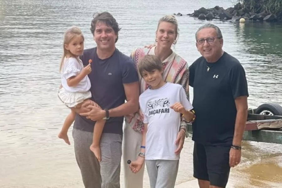 Galvão Bueno junto com a família do filho Cacá Bueno