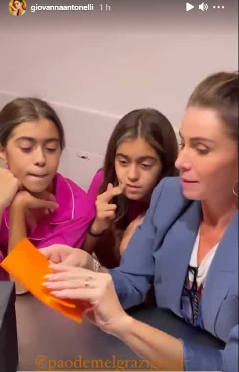 Giovanna Antonelli com as filhas gêmeas idênticas