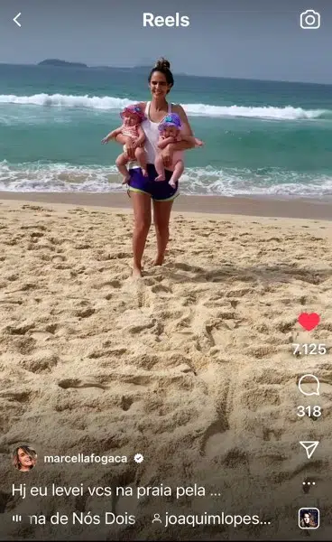 As gêmeas Pietra e Sophia, filhas de Joaquim Lopes e Marcella Fogaça, na praia 