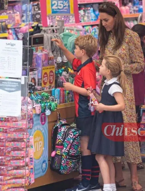 Kate Middleton na papelaria com seus filhos