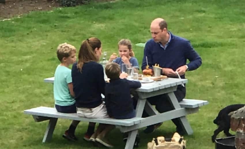 Kate Middleton e o príncipe William comendo na praça em família