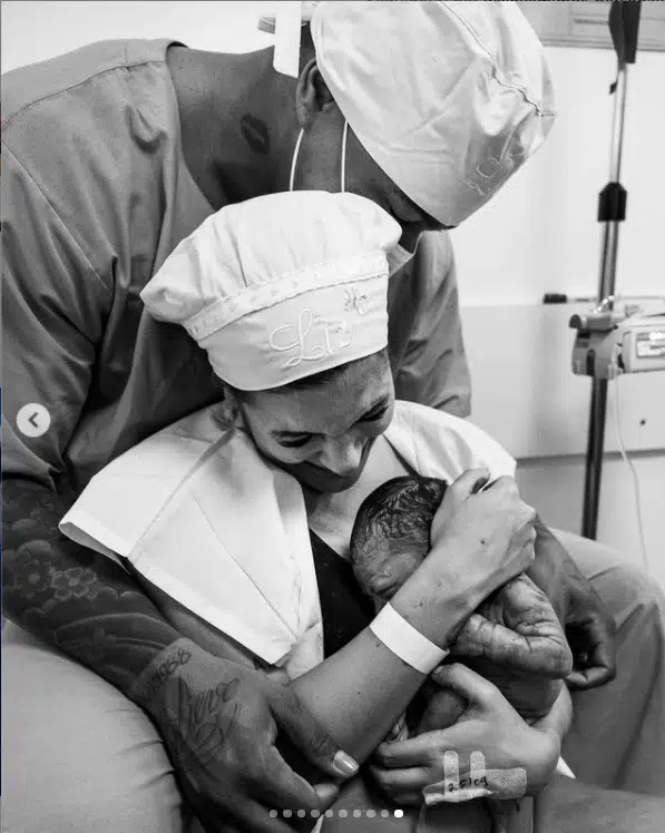 Léo Santana e Lorena Improta com sua bebê recém-nascida