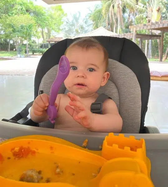 Lucas Lucco e Lorena Carvalho mostraram a reação do bebê experimentando papinha