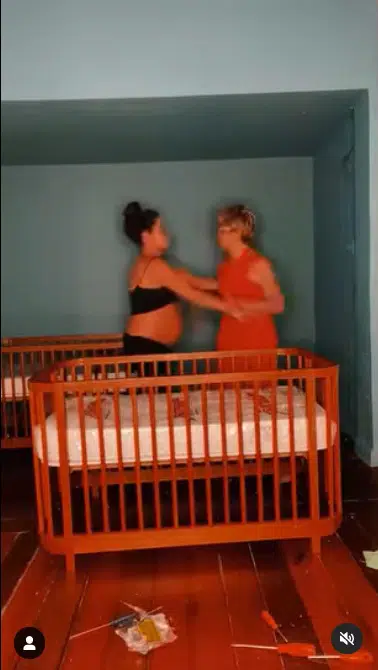 Nanda Costa com a esposa no quarto das filhas