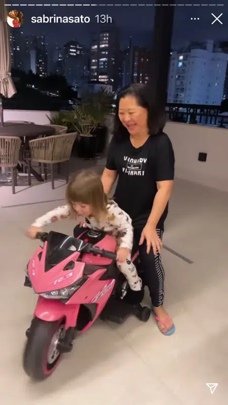 Zoe, filha de Sabrina Sato e Duda Nagle, se divertindo com a moto da prima