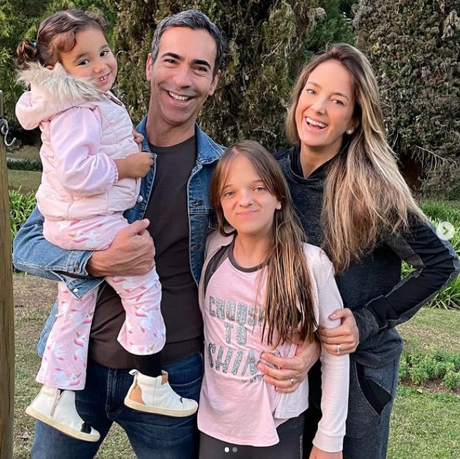Ticiane Pinheiro ao lado de suas duas filhas e do marido