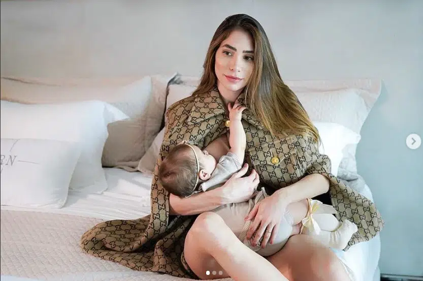 A esposa do DJ Alok, Romana Novais, com a filha caçula do casal
