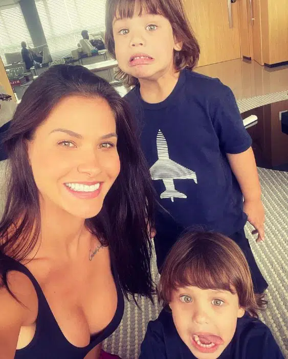A modelo Andressa Suita com seus dois filhos 