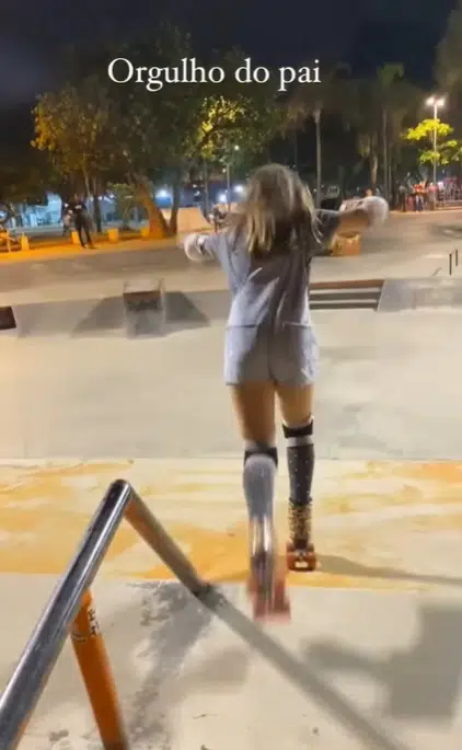Cauã Reymond mostrando sua filha passeando de patins