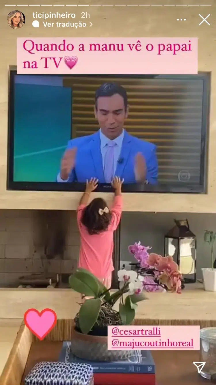 Manuella vendo seu pai César Tralli na televisão
