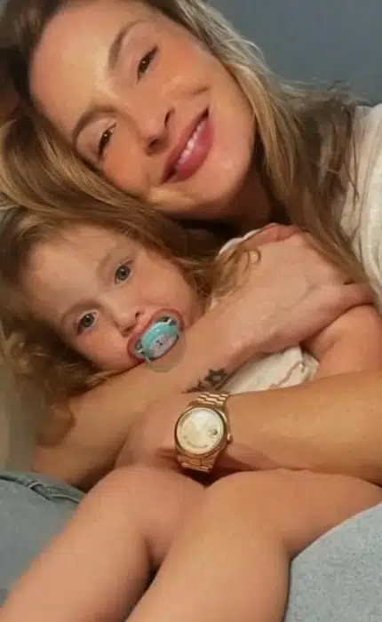 Claudia Leitte com a filha mais nova, Bela, de dois anos