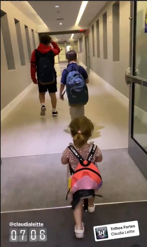 Claudia Leitte mostrando seus filhos seguindo para a escola