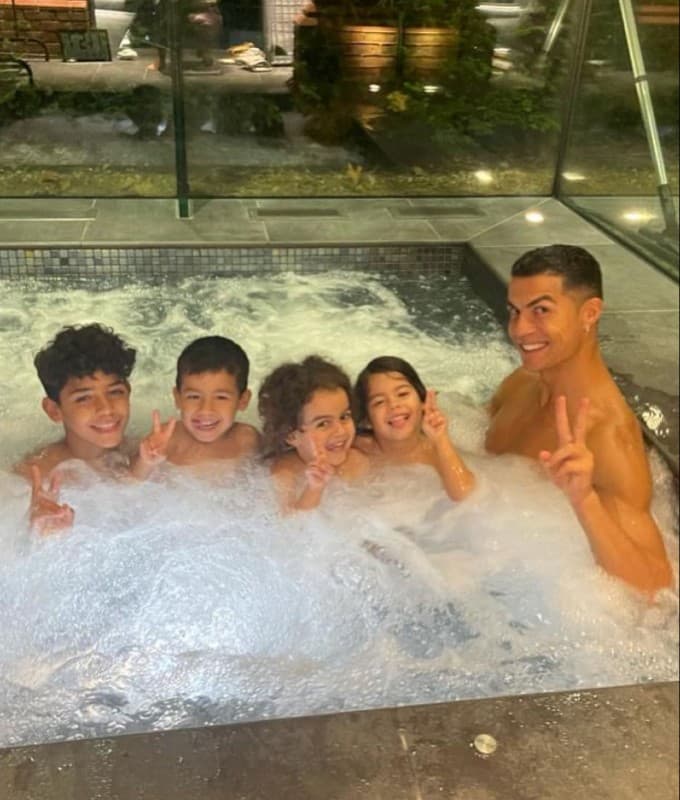 Os quatro filhos do jogador Cristiano Ronaldo