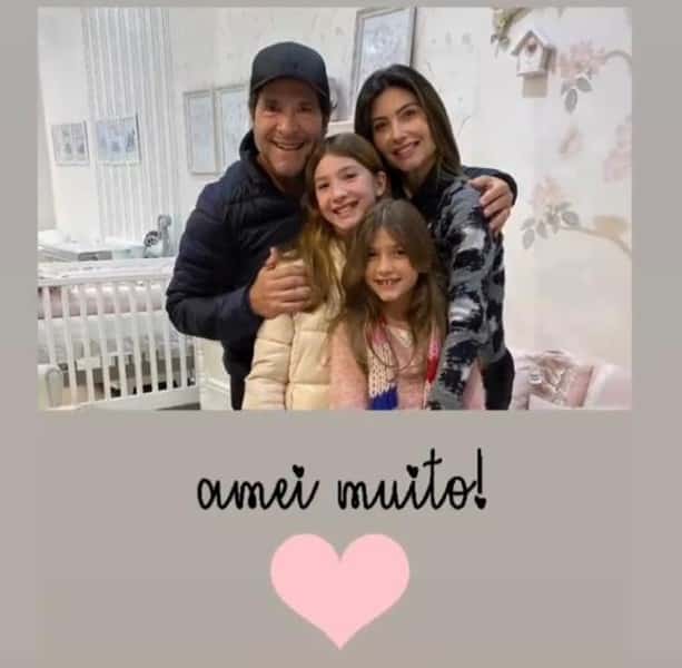 A família do cantor Daniel escolhendo o quartinho da bebê Olívia