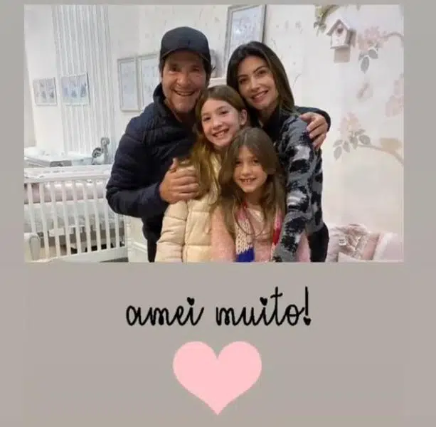 A família do cantor Daniel escolhendo o quartinho da bebê Olívia