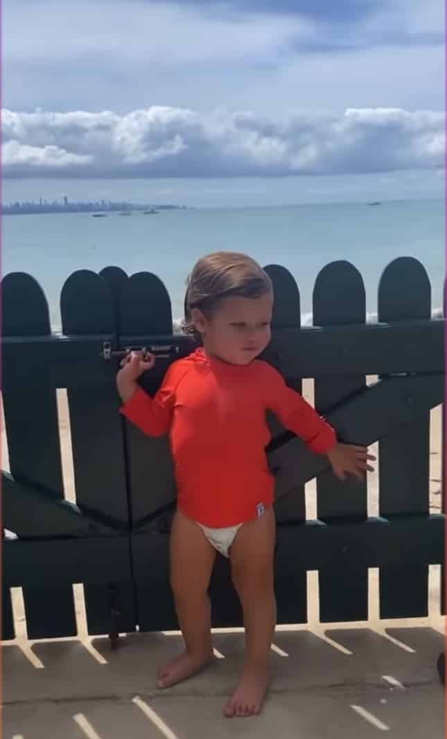 Giovanna Ewbank mostrando o filho na casa de praia