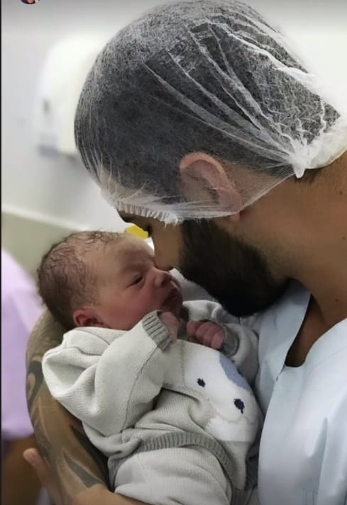 Gusttavo Lima junto com o seu filho quando ainda era recém-nascido