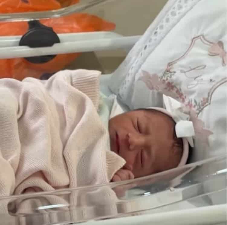A filha recém-nascida de Léo Santana e Lorena Improta