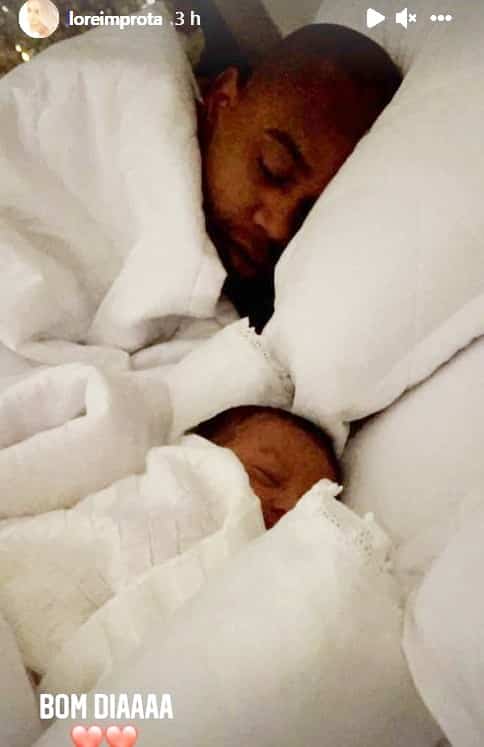 Léo Santana com sua bebê recém-nascida com Lorena Improta