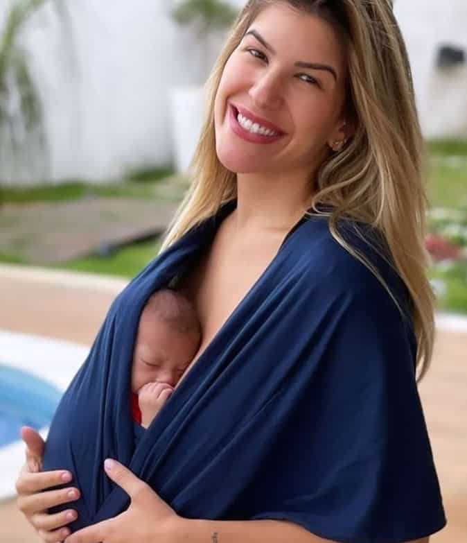 Lorena Improta e sua filha de um mês com o cantor Léo Santana