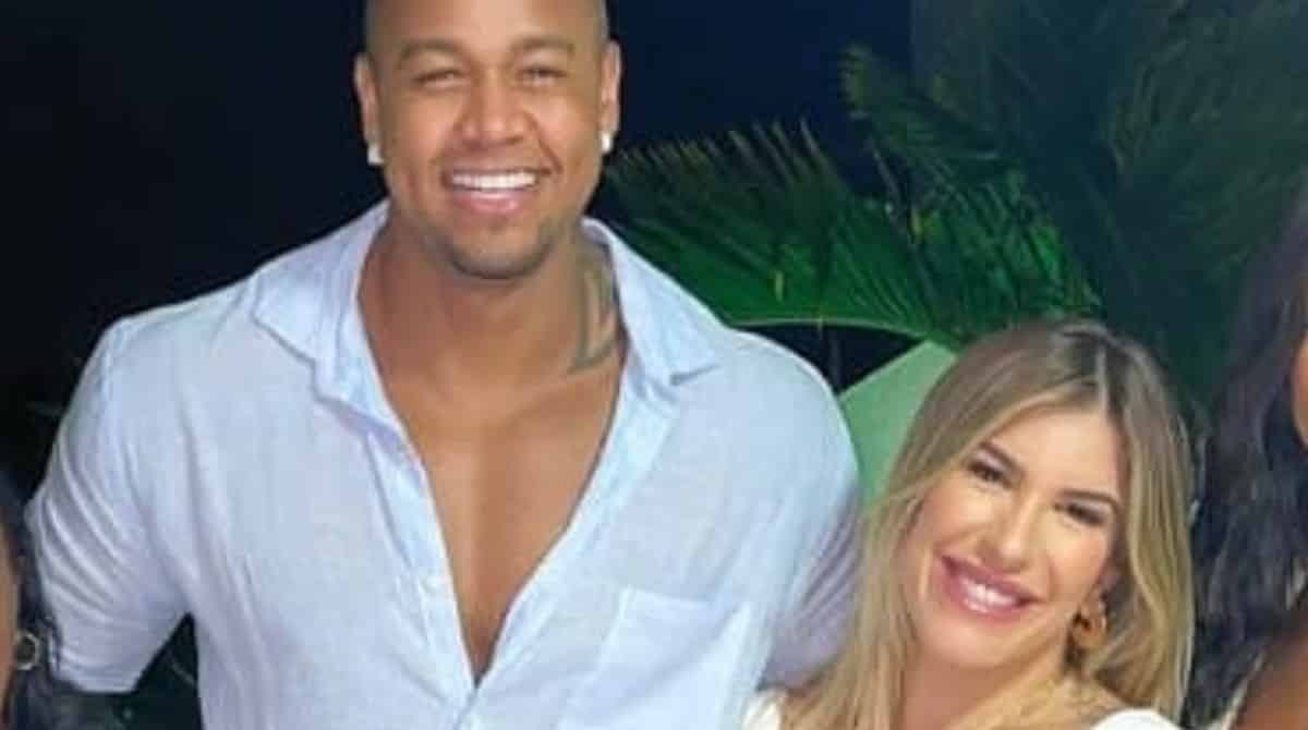 Lorena improta mostrou sua bebê com Léo Santana usando brincos