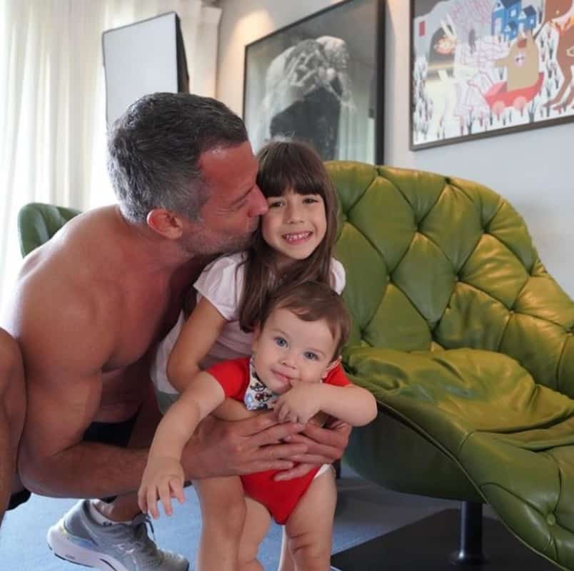 O ator Malvino Salvador com dois de seus filhos 