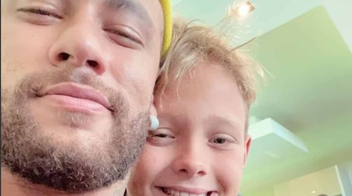 Neymar Posa Com A M E Do Seu Filho Carol Dantas Minha Companheira