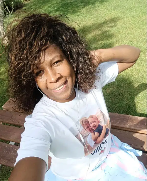 Babá do filho do jogador Neymar Jr com camiseta para homenageá-lo