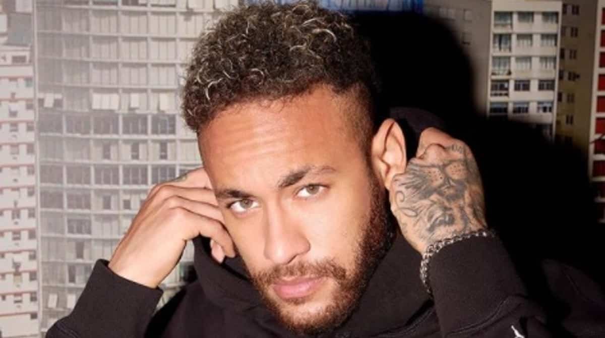 O filho do jogador Neymar apareceu jogando futebol